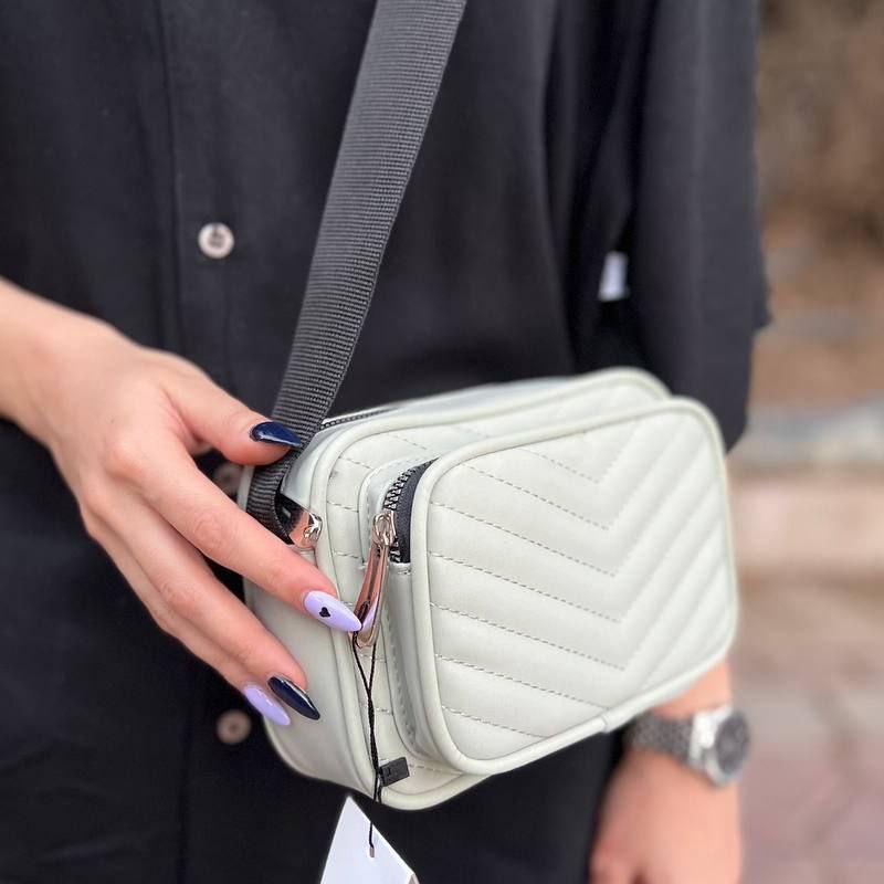کیف دوشی زنانه دارای رنگبندی جذاب