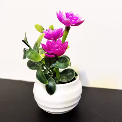 گلدان مدل v1 به همراه گل مصنوعی