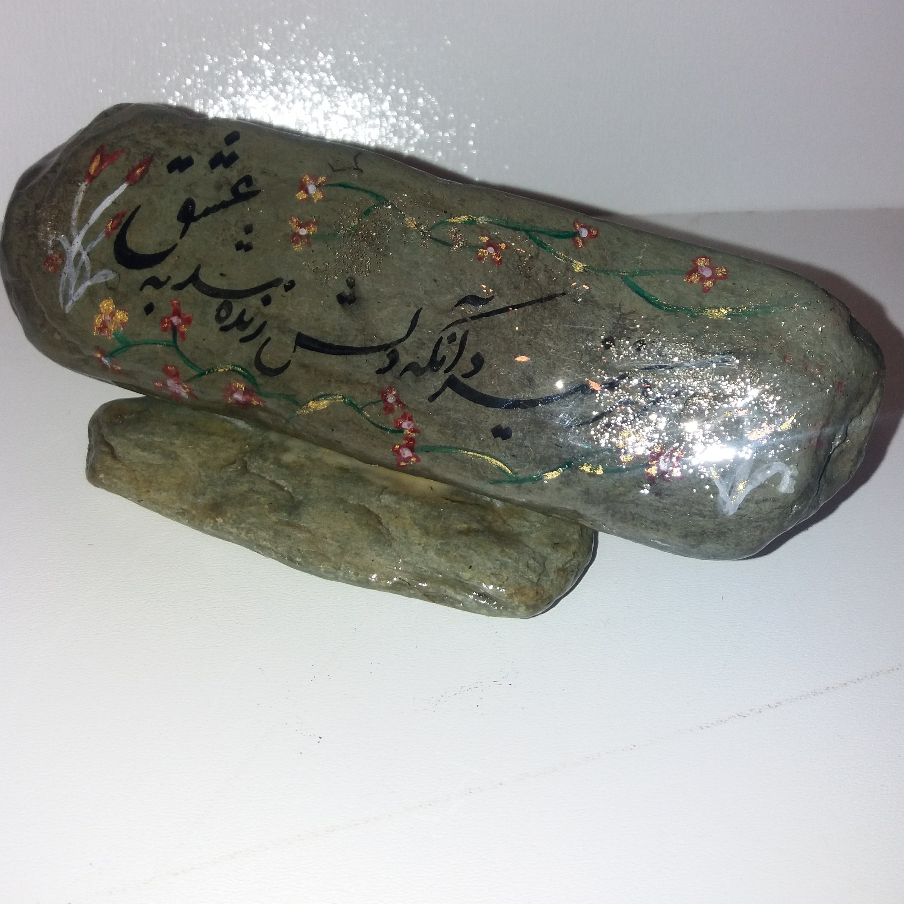 خطاطی زیباروی سنگ