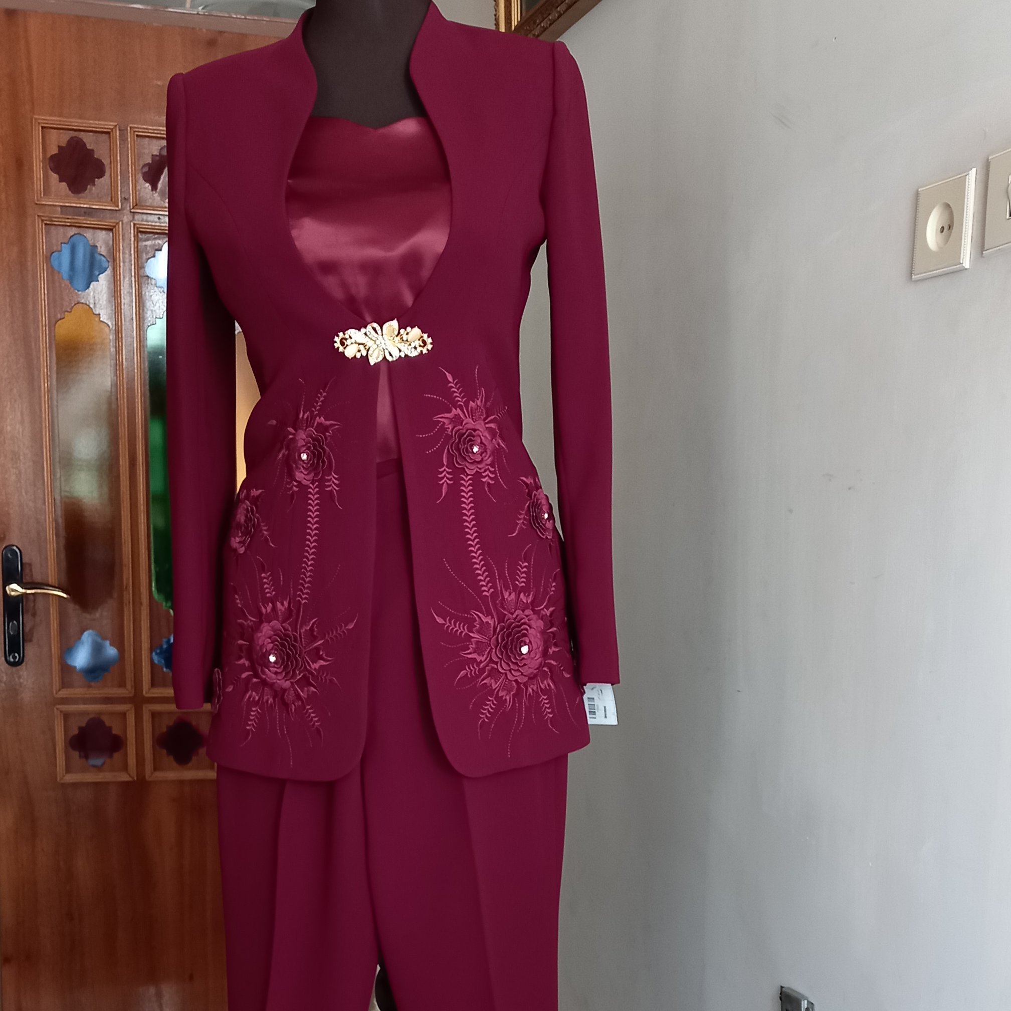کت و شلوار و تاپ گلدوزی برجسته