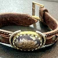 دستبند عقیق شجر فردوس با بند چرمی و قاب برنجی قلمزنی شده