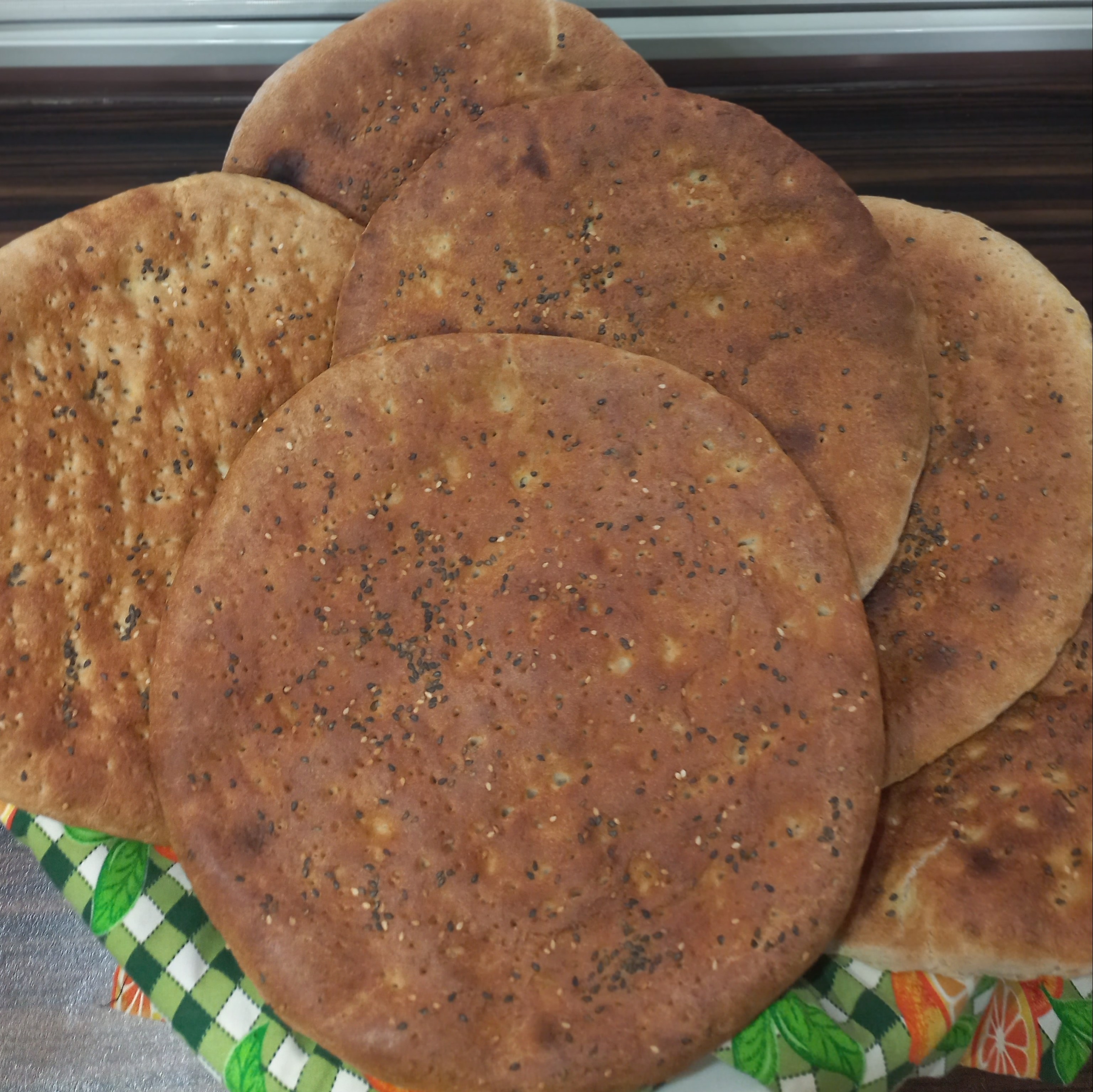 نان محلی جنوب خراسان رضوی ( تافتون )با موادی چون شیر روغن حیوانی تخم مرغ و ادویه ( زعفران هل دارچین زیره و)