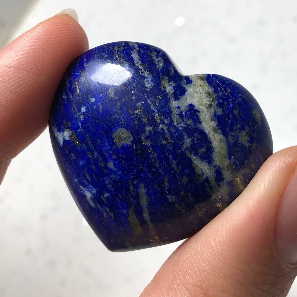 نگین لاجورد پیریت طلایی وارداتی از کشور افغانستان تراش قلب دو طرفه کد 25