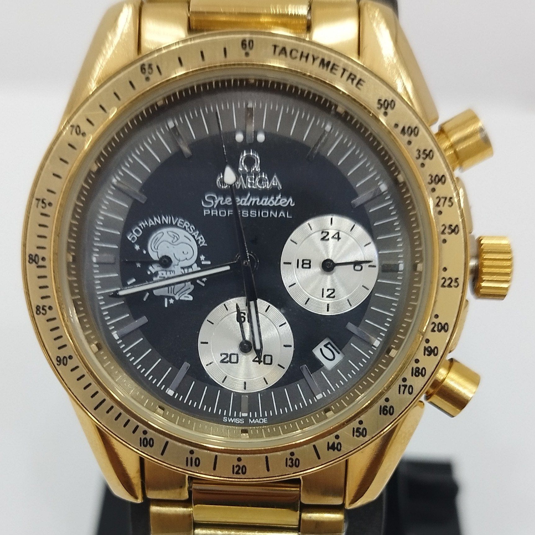 ساعت مچی مردانه و زنانه برند امگا omega در رنگ طلایی بند فلزی و صفحه مشکی رنگ 