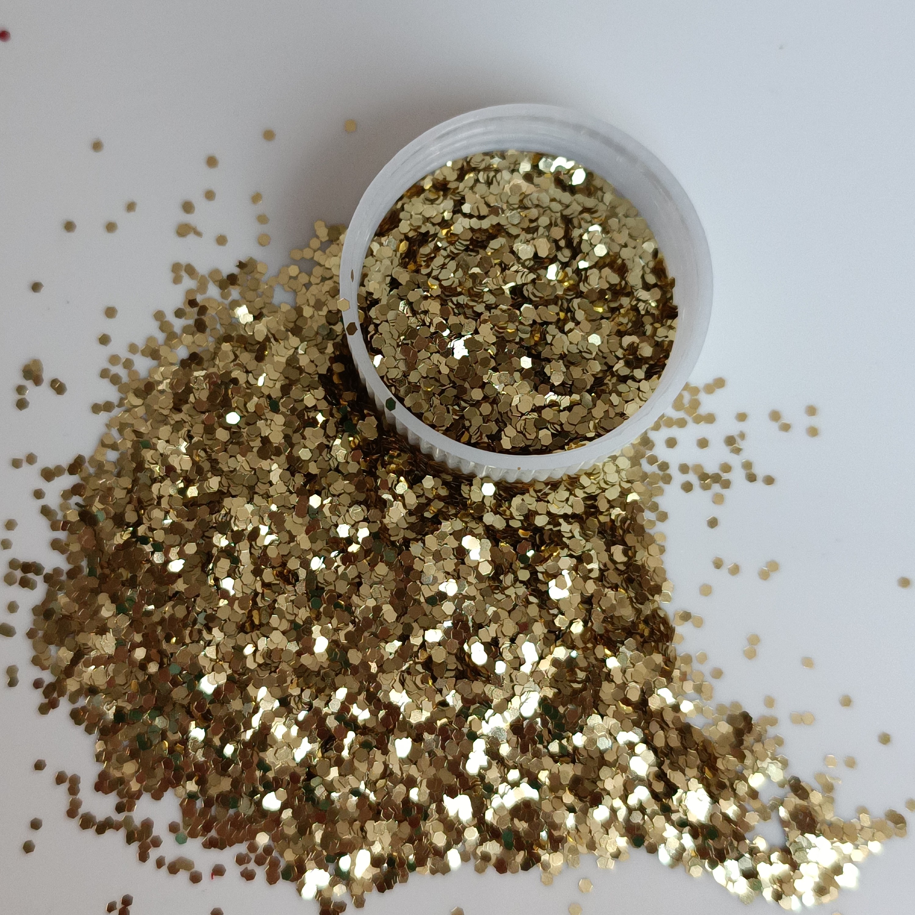 اکلیل مجیک و اکلیل درشت  طلایی مناسب رزین و کارهای هنری بسته بندی 10 گرمی 