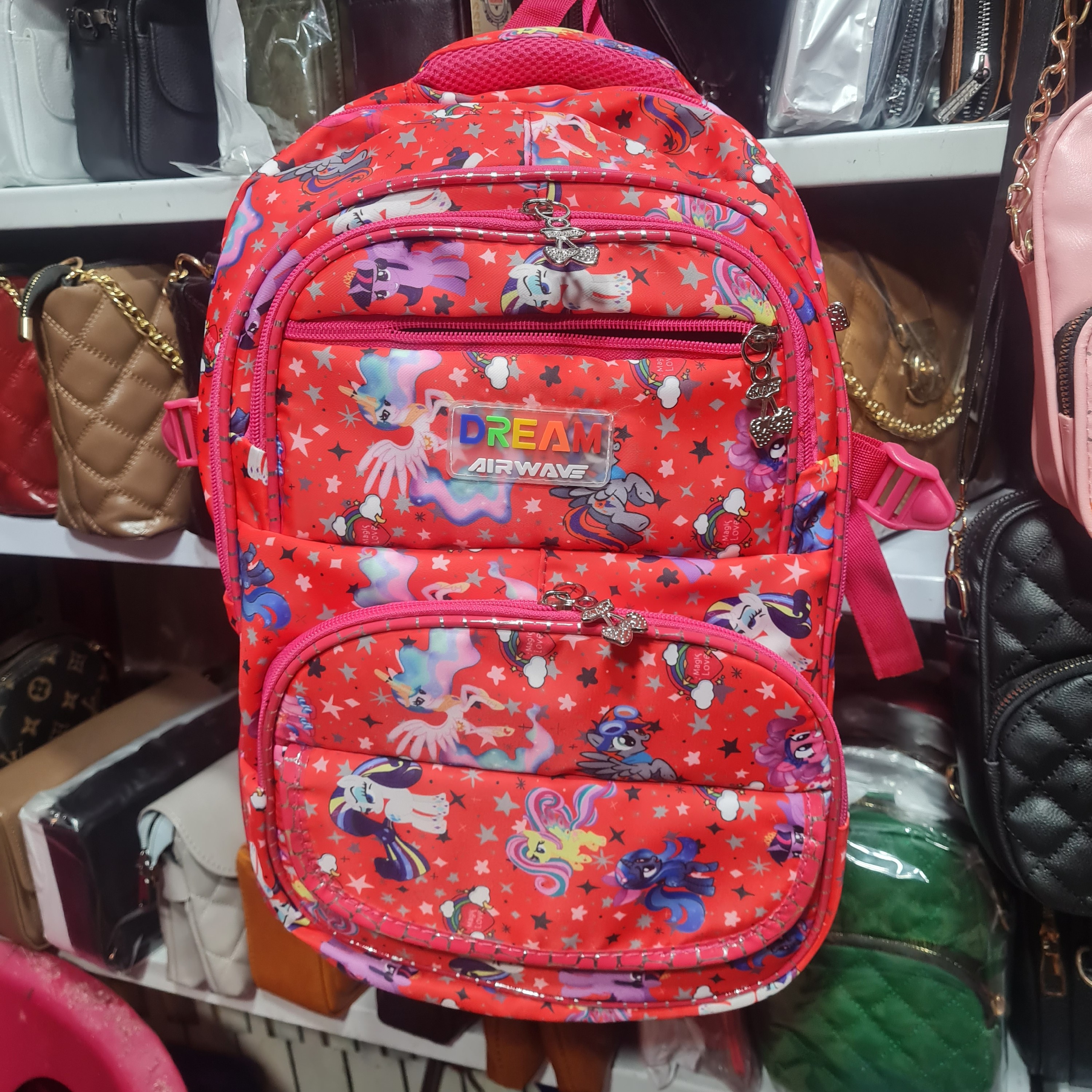 کوله ترک وارداتی پشت طبی درجه یک بابهترین کیفیت دوخت وزیپ خارجی استرخارجی قابل شستشو میباشد تمام داخل کیف سرروکش شده