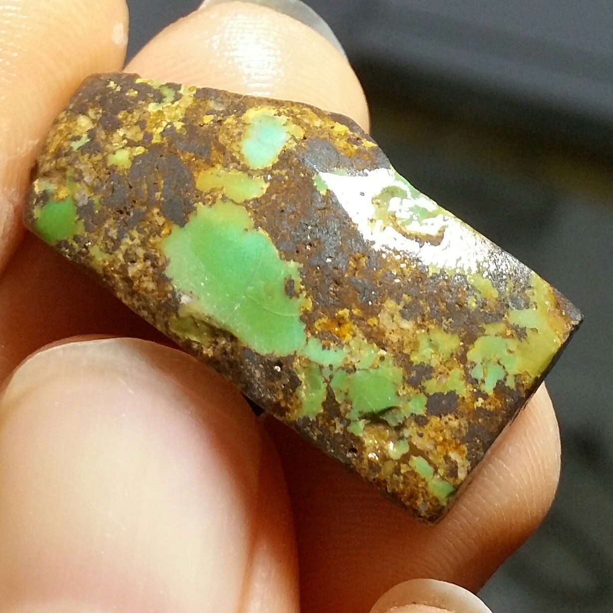 سنگ راف حبه فیروزه اصل نیشابور بسیار خوش رنگ صد در صد طبیعی کد 11806