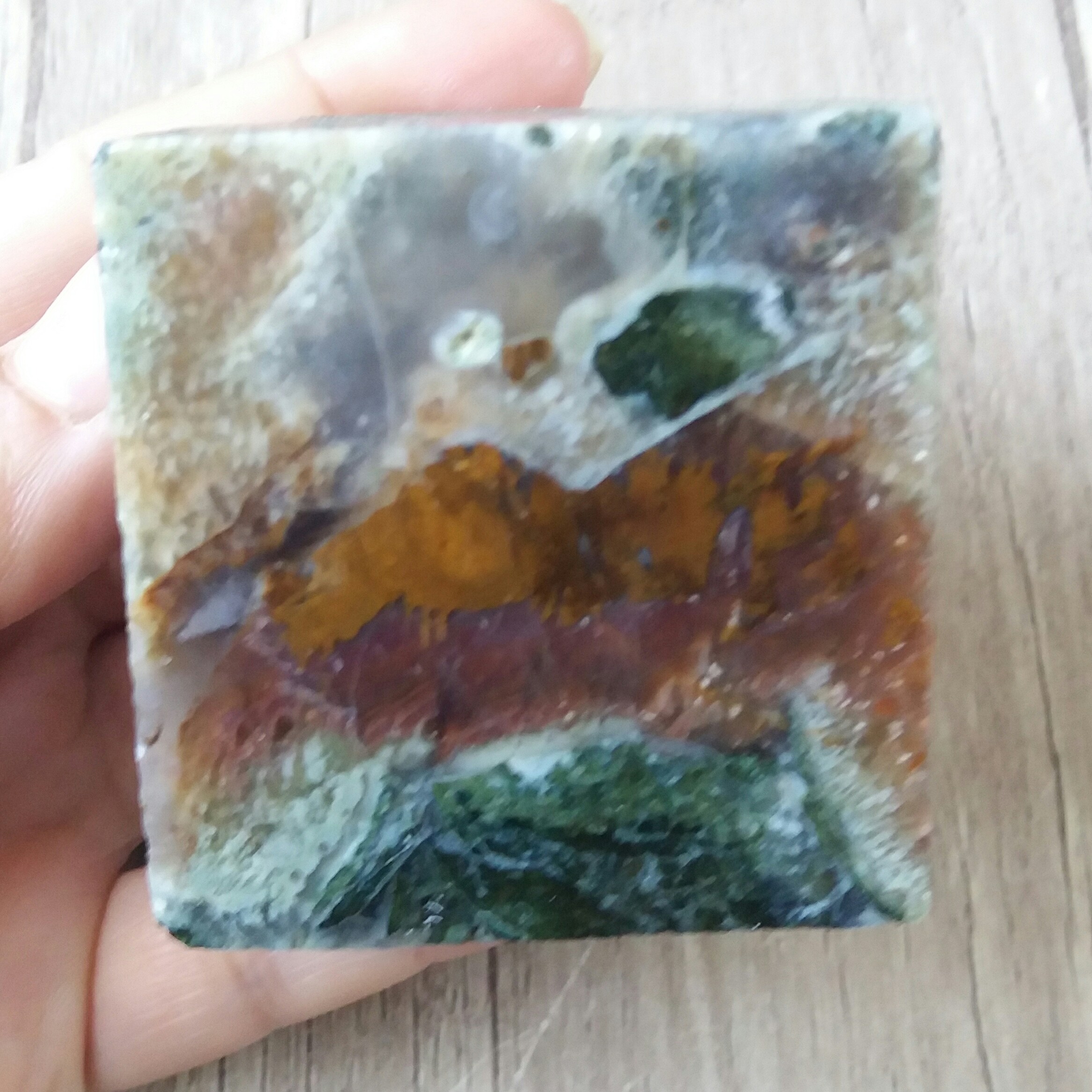 سنگ عقیق مکعبی اصل سنگ معدنی حاوی عقیق آبدار بسیار شیک و دکوری با خواص بسیار سنگ عقیق  5 سانت در  5.4 سانت 