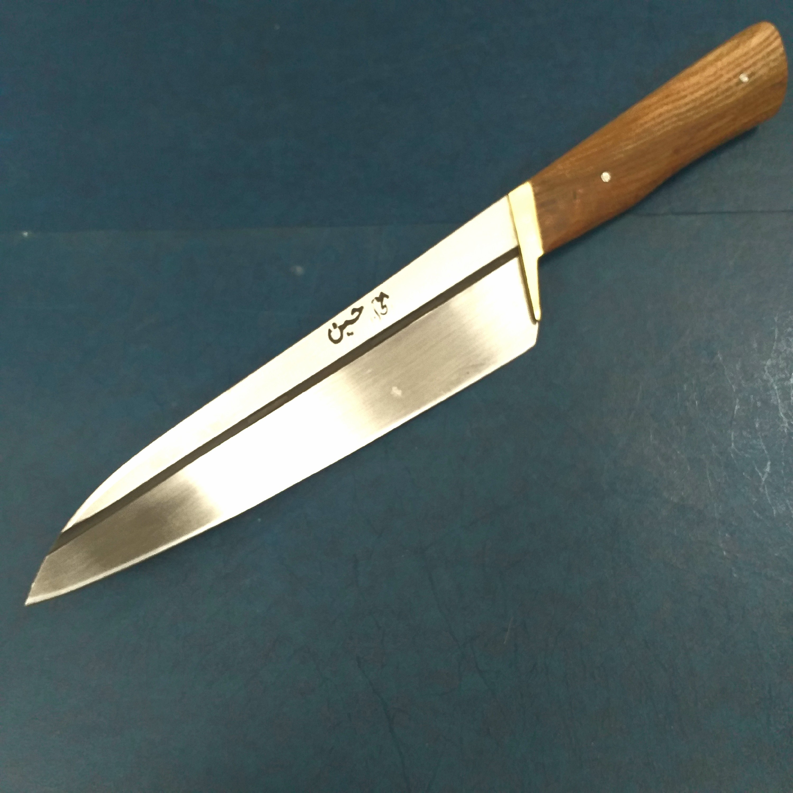 چاقوی زنجان چاقوقصابی راسته ای  حسین زنجانی  طول کل چاقو  30 سانت  طول تیغه 17 سانت جنس تیغه فولاد فنرماشین مخصوص قصابی 