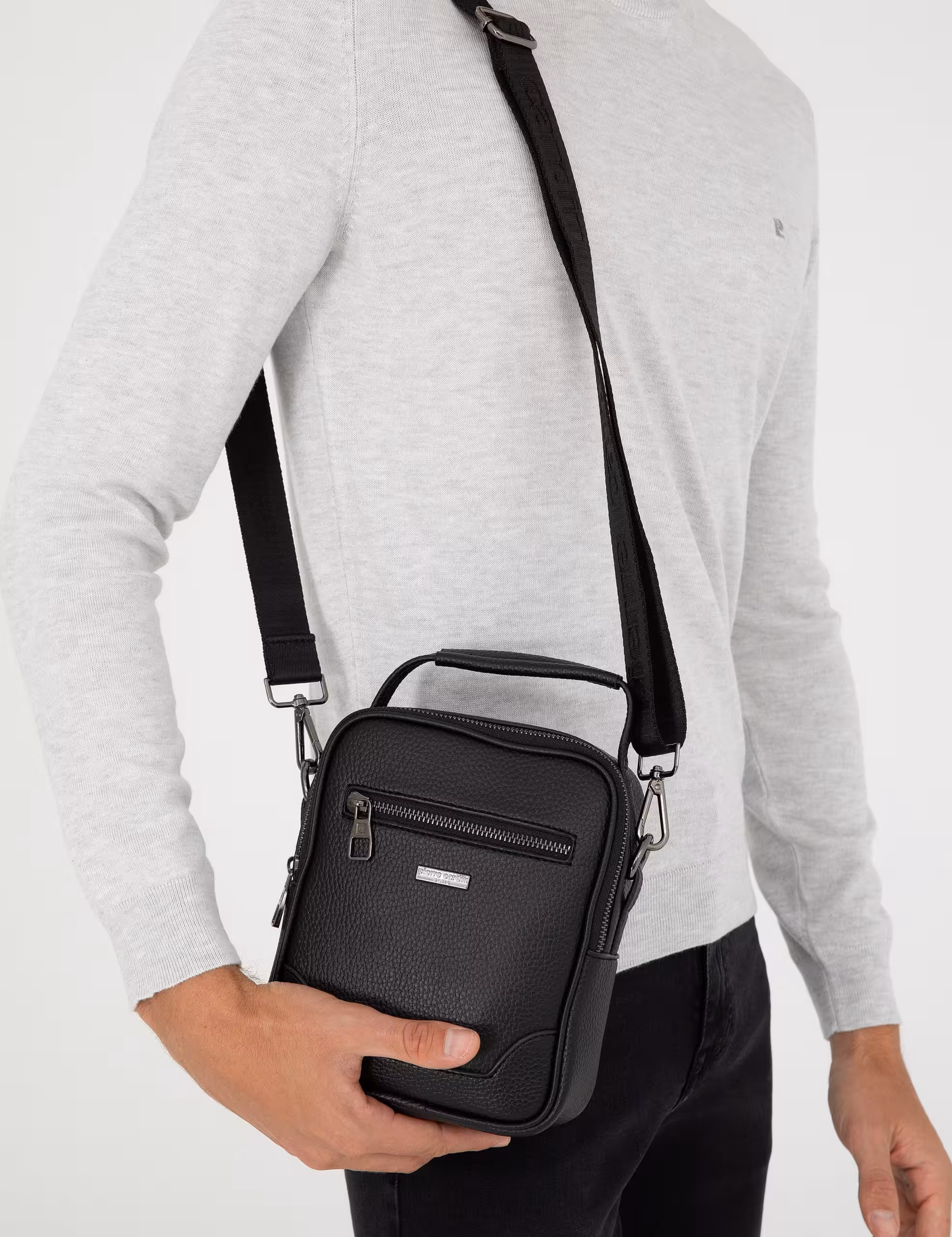 کیف مسنجر مردانه مشکی پیرکاردین - فروشگاه لباس شهرمون