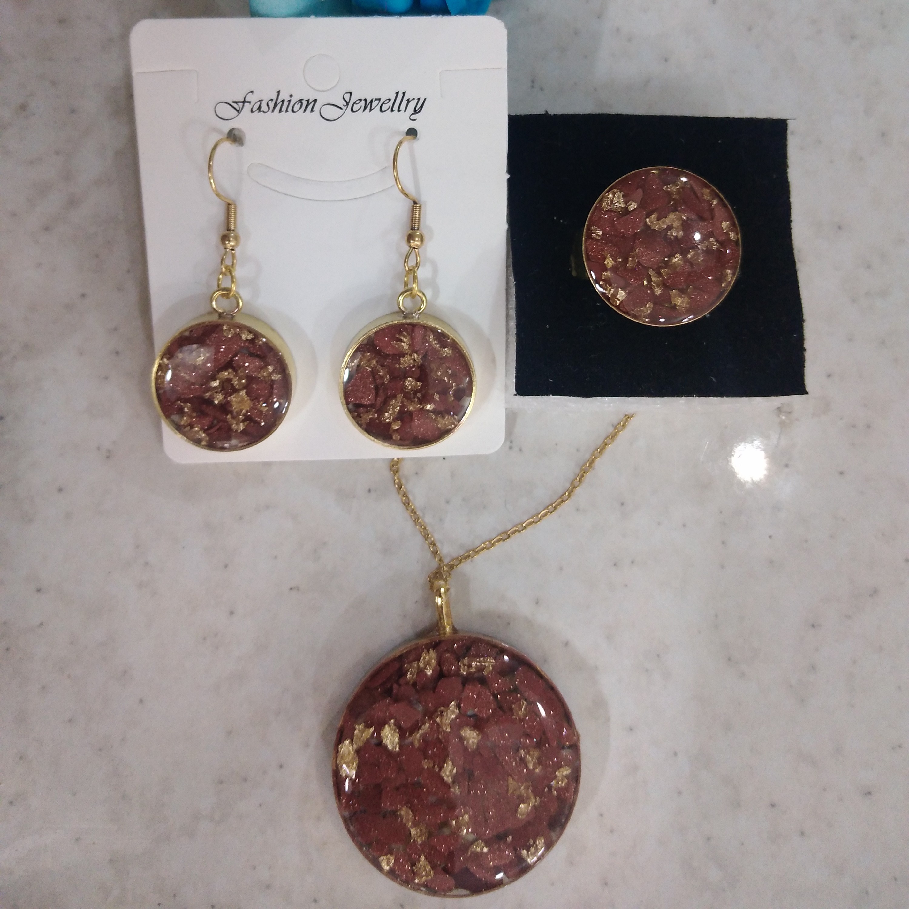 نیمست رزینی طرح سنگ دلربا و ورق طلا شامل گردنبند، گوشواره، انگشتر