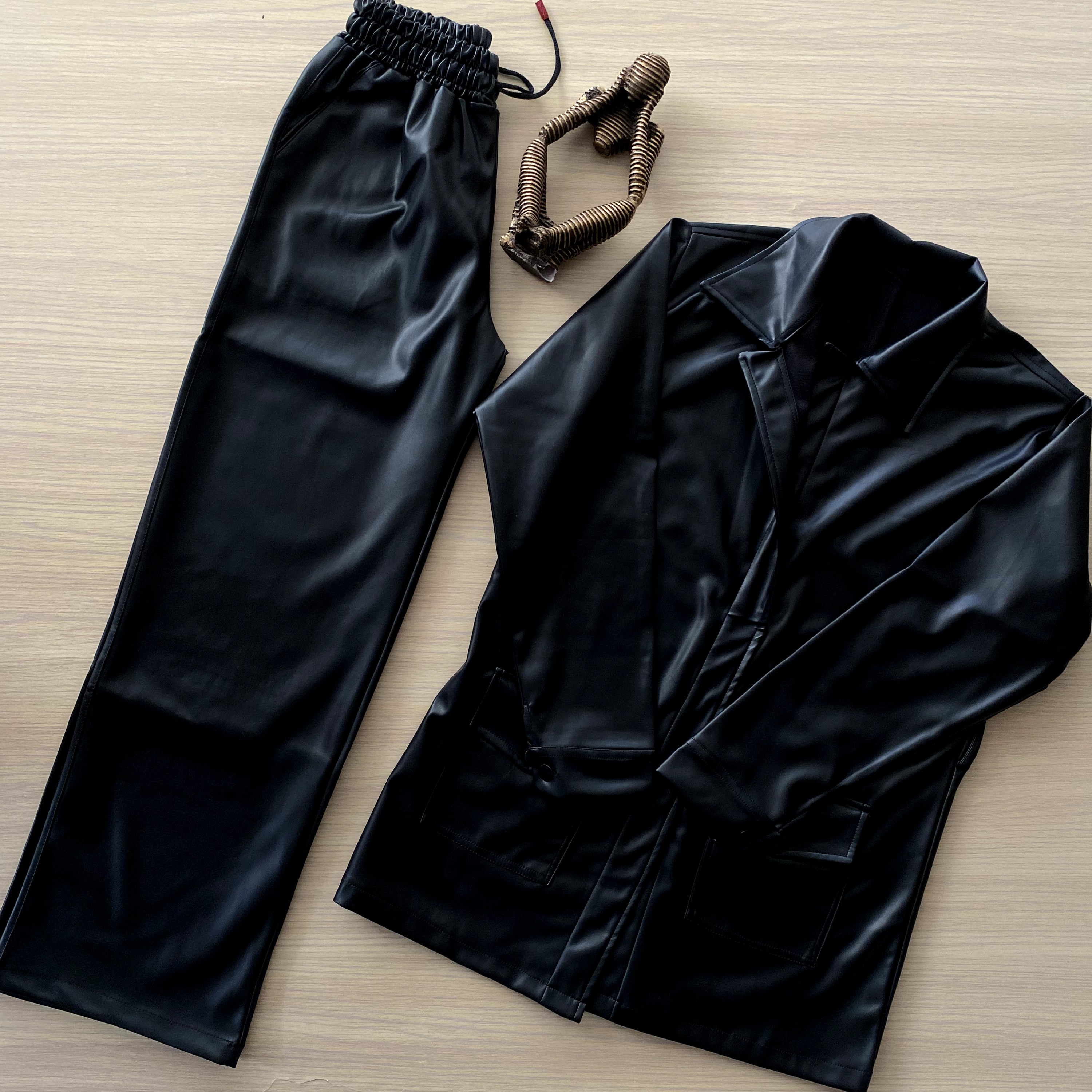 شلوار بگ چرم داخل خز کشسانی بالا قد 105 4سایزی کمر دورکش دوخت عالی 