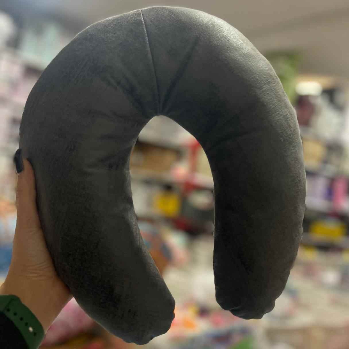 بالشت پشت گردنی ضخیم با روکش جیر و مخمل و پارچه های نرم
امکان استفاده برای همه 
قابل استفاده در همه جا در منزل و مسافرت 