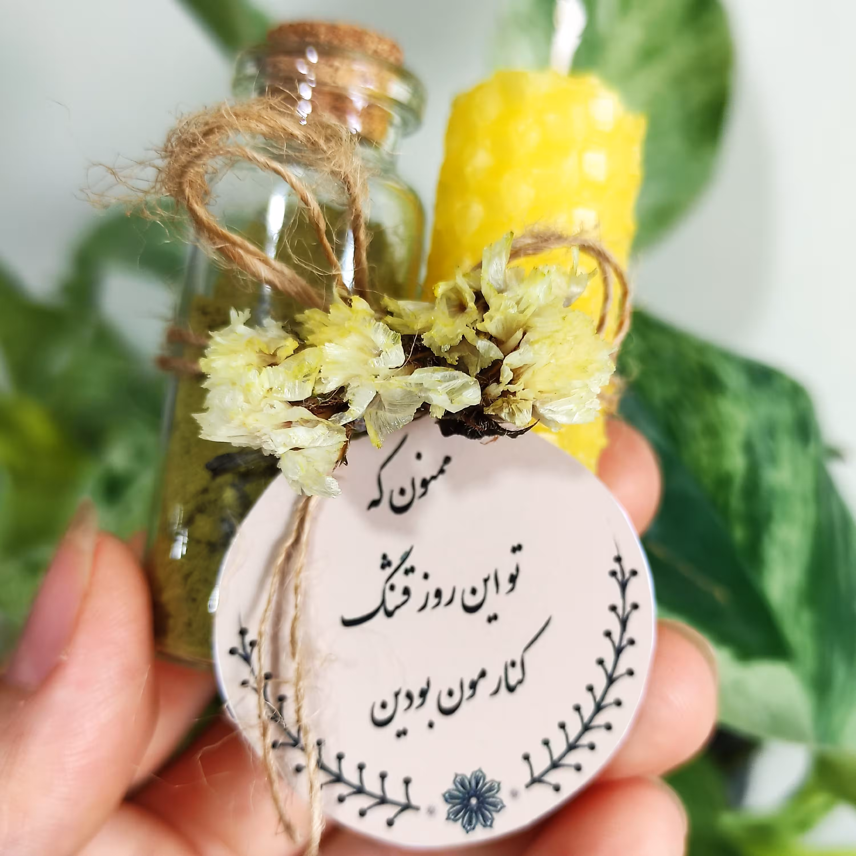 گیفت شیشه حنا وشمع موم عسلی 
