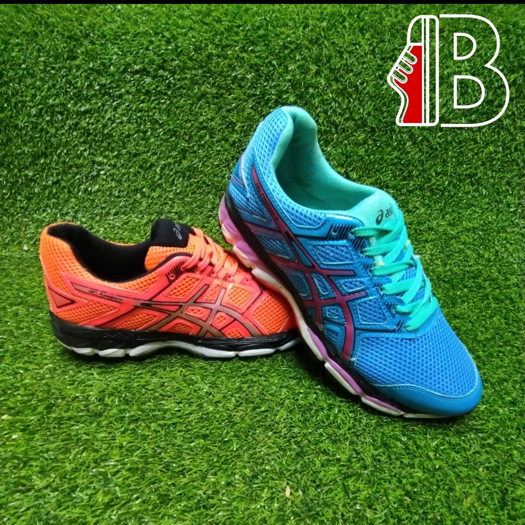 کتونی آسیکس مردانه  در  رنگ های آبی و نارنجی