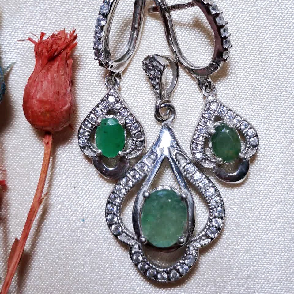 نیم ست نقره زنانه زمرد اصل (گوشواره و گردنبند) عیار 925 روکش طلا سفید آقابزرگ