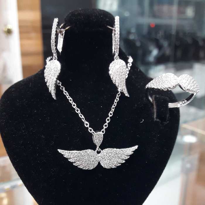 نیمست بال فرشته نقره خارجی رادیوم کاری بسیار با کیفیت گوشواره  ، پلاک و انگشتر بسیار زیبا و مجلسی همراه با زنجیر نقره 