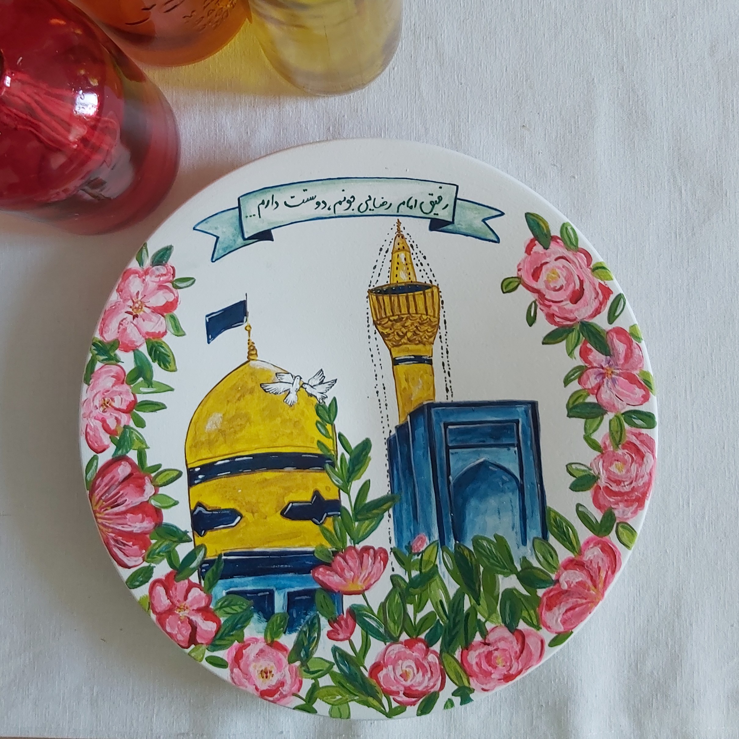 بشقاب دیوارکوب سنتی گنبد امام رضا قطر 25سانتیمتر طراحی شده با دست و رنگ اکریلیک قابل نصب آسان و شستشو با اسکاج نرم