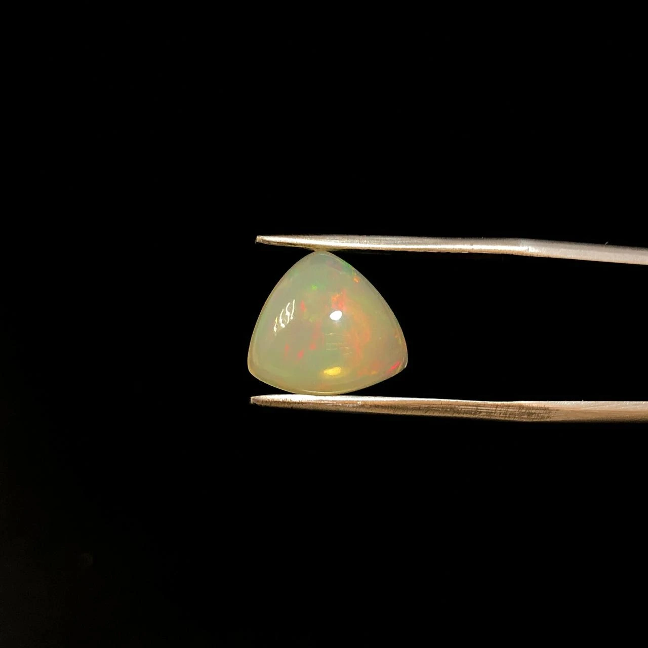 نگین اوپال طبیعی شفاف مثلثی شناسه 6316