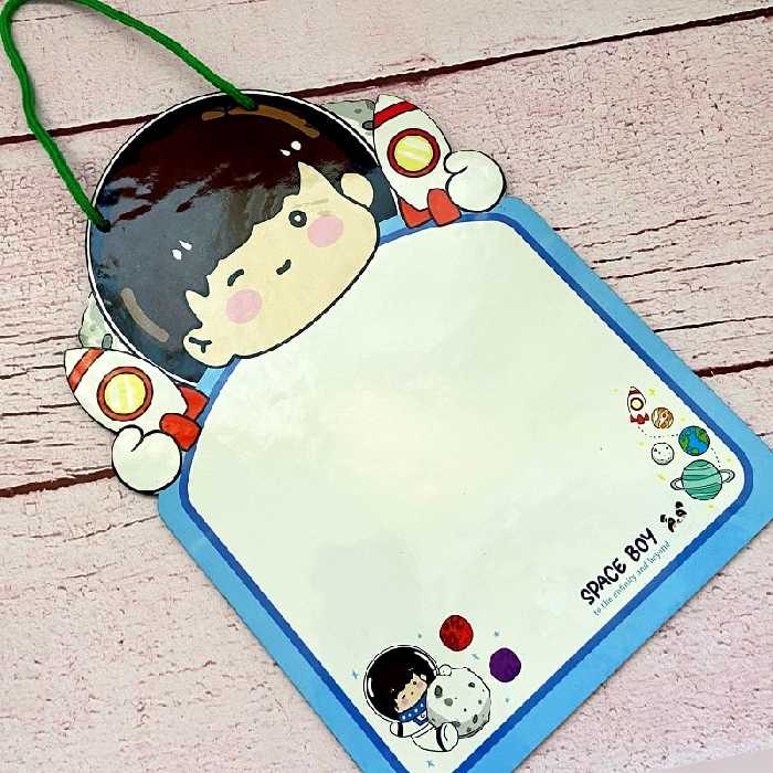 تخته وایت برد چوبی طرح پسرک فضانورد