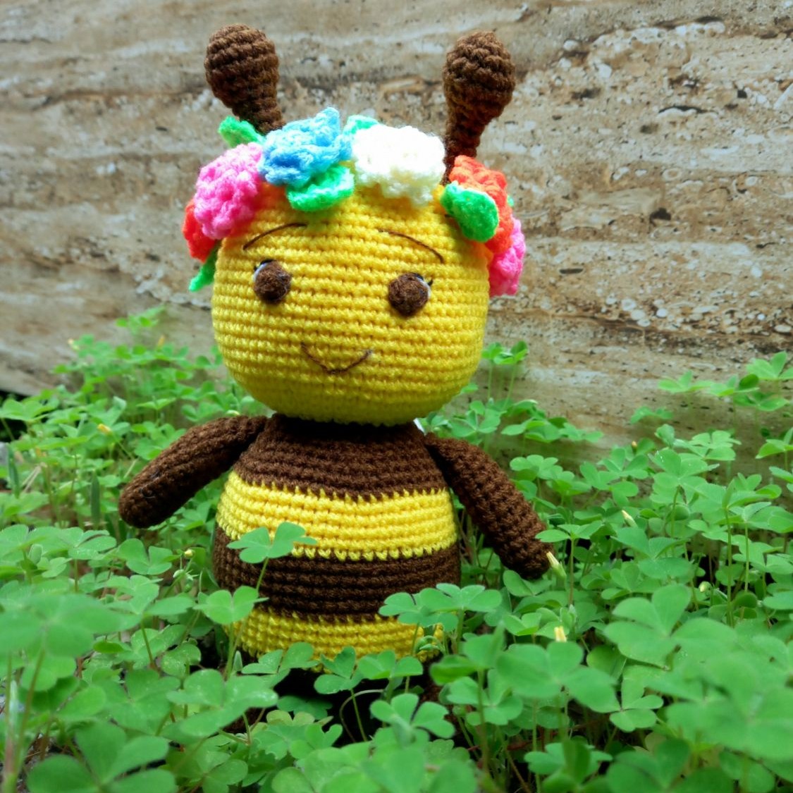 عروسک زنبوری با چشمهای گلدوزی شده