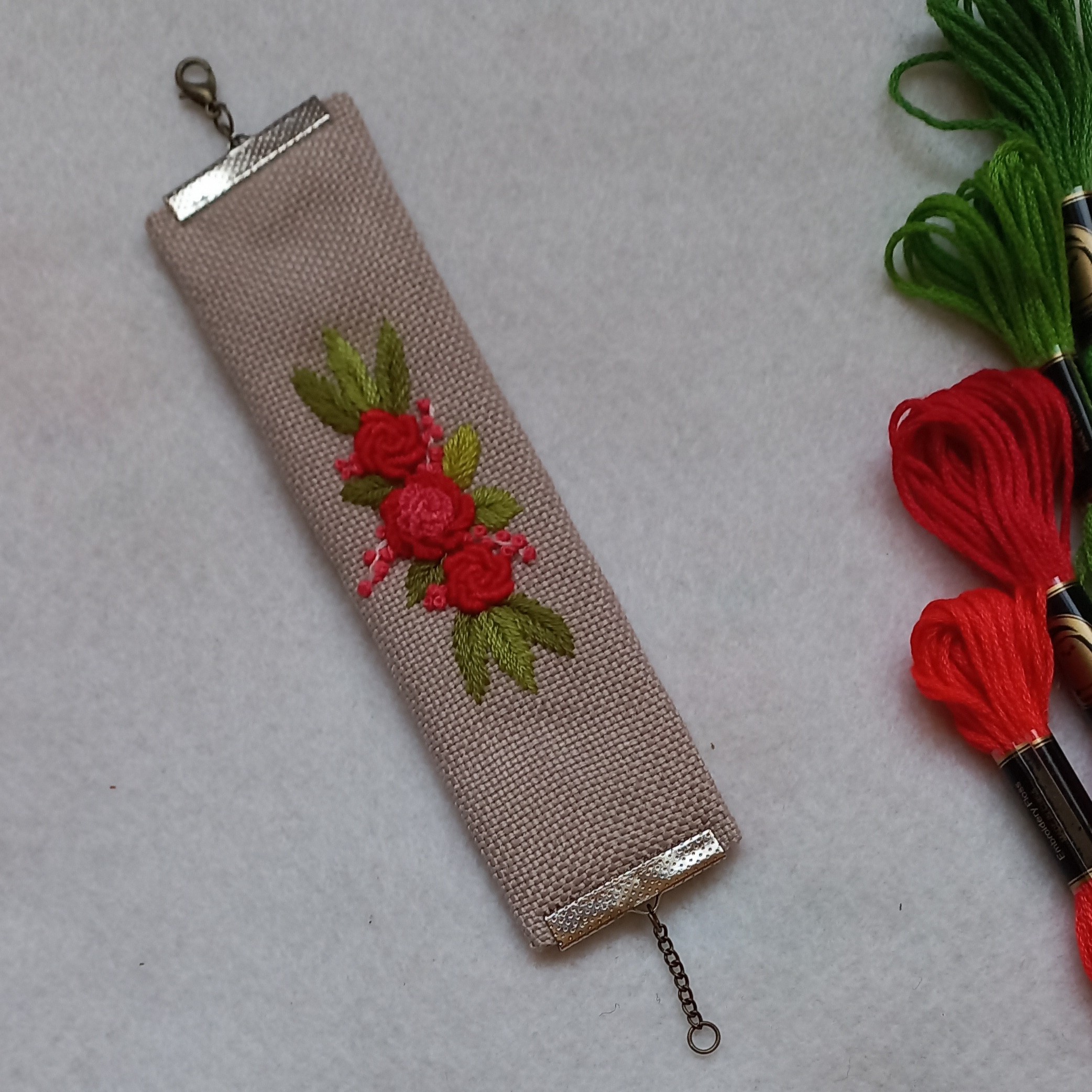 دستبند گلدوزی شده، طرح گل قرمز، دستساز و دستدوز