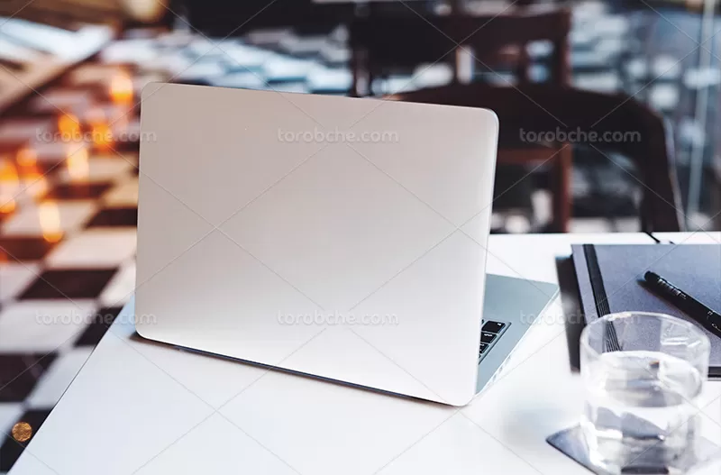 موکاپ لپ تاپ روی میز | گرافیک با طعم تربچه