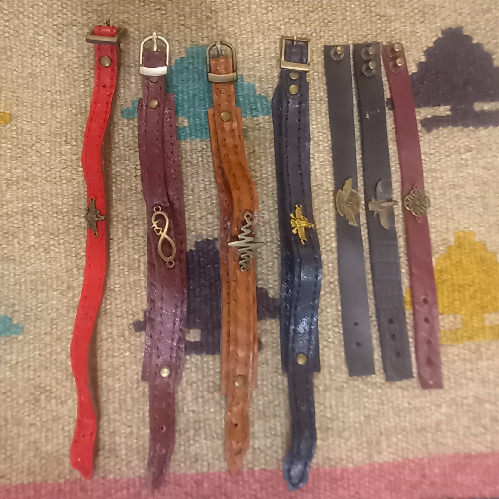 دستبند چرم طبیعی تک و دو لایه با مدال در مرکز کار سبک و راحت قابل تغییر اندازه 