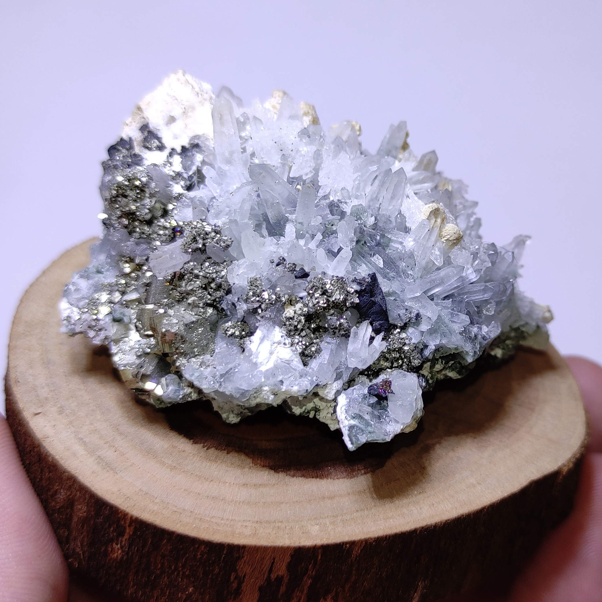 کلاستر کوارتز هم رشدی با پیریت طلایی اصل طبیعی با کریستال های ظریف و جذاب خاص و کمیاب مختص کلکسیونرها ها  کد RQP27