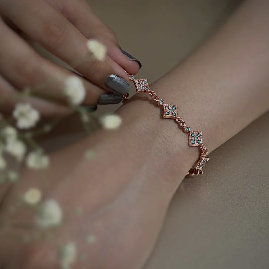 دستبند ظریف نگین دار (در دو رنگ آبی و سفید)