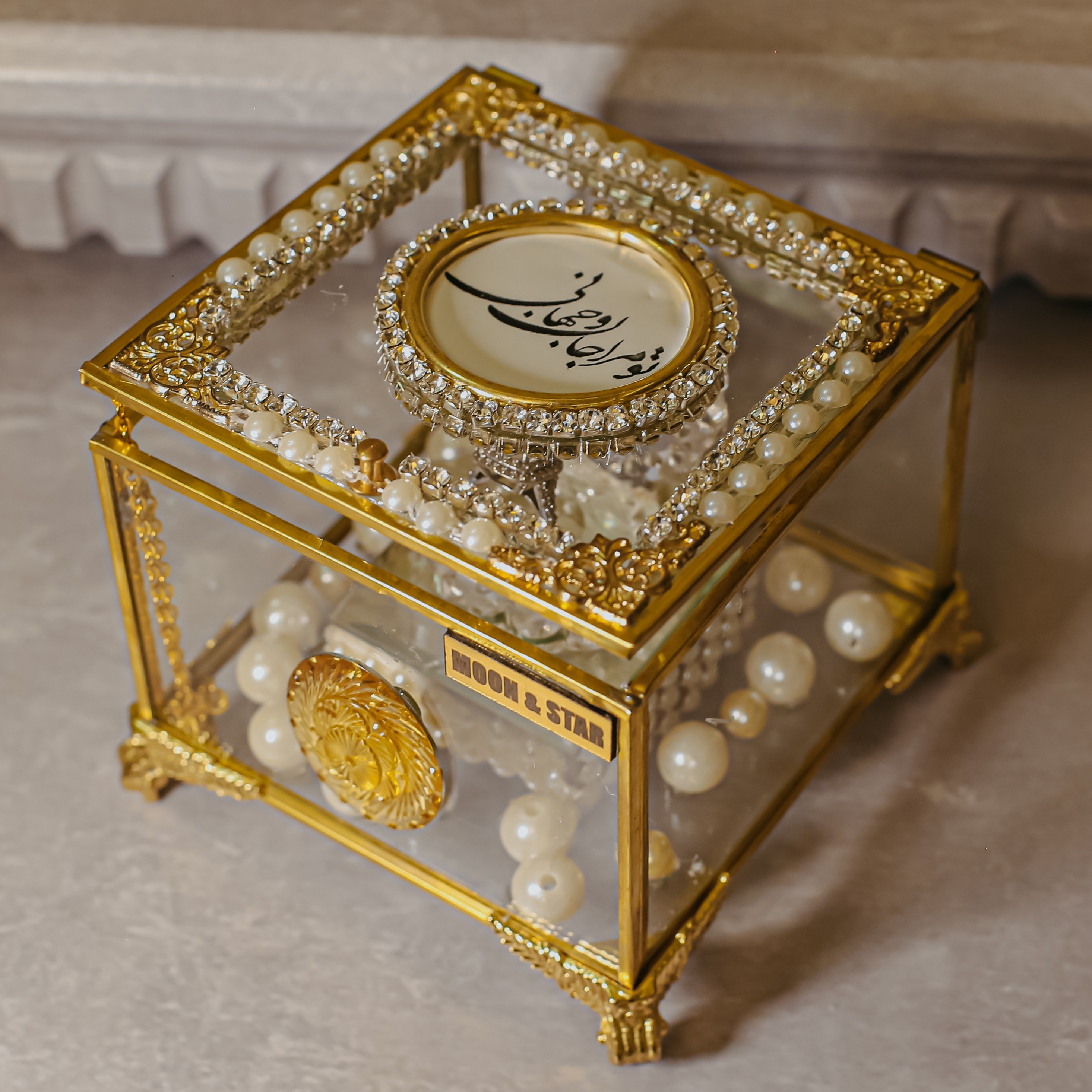 جا حلقه ایی معکبی طلایی کار شده باسنگ و مروارید