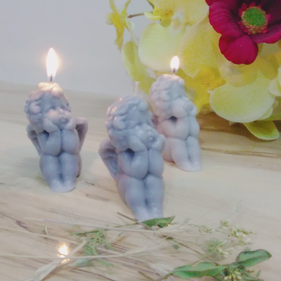 شمع فرشته نشسته