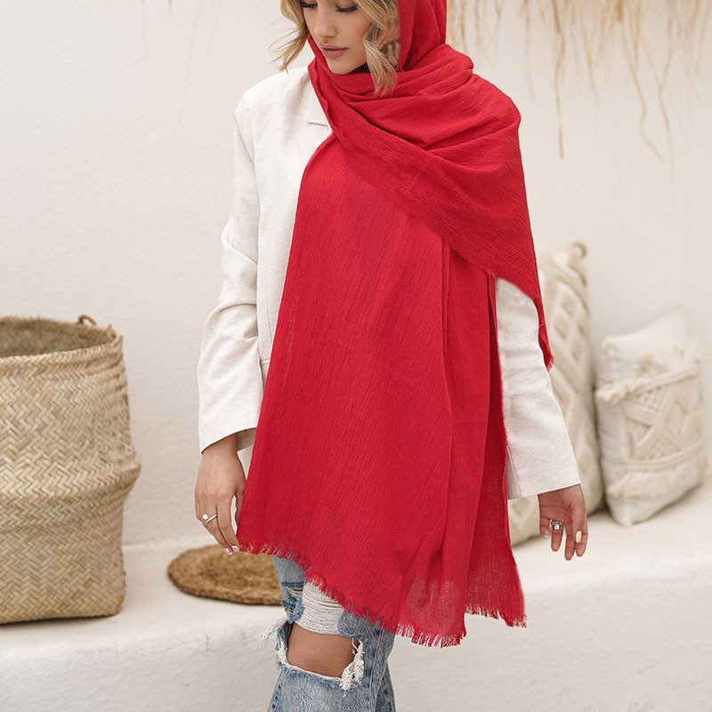 شال پاییزه قرمز ساده پلیسه پفکی هنری یلدایی پایین ریش ریش و لبه کار هویه شده