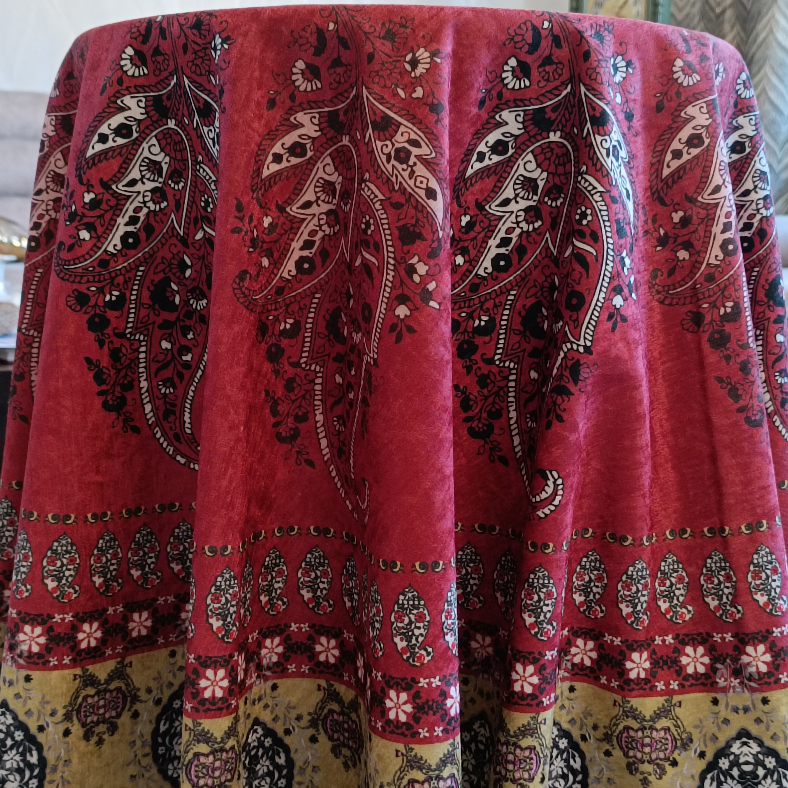 رومیزی گرد مخمل قطر یک ونیم