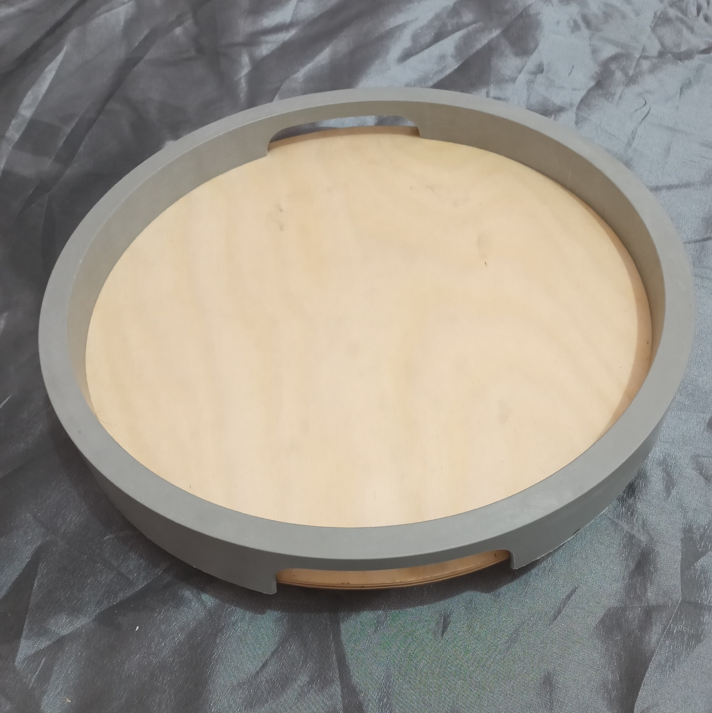 نام کالا  سینی سرو چوبی دسته دار رایکا

رنگبندی طوسی مشکی
قطر 34سانت
چوب ضد آب 
