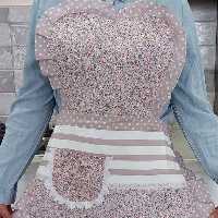 پیش بند  گلدار  در طرح  های جذاب  و متنوع  پشت  کار  پلاستیک داره  برای  اینکه  لباستون  خیس  نشه 