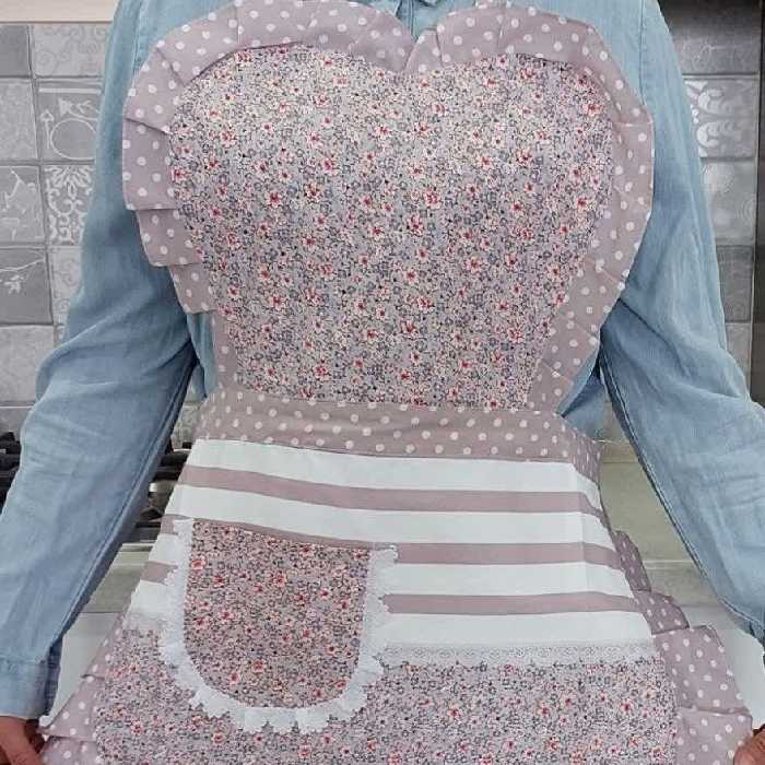 پیش بند  گلدار  در طرح  های جذاب  و متنوع  پشت  کار  پلاستیک داره  برای  اینکه  لباستون  خیس  نشه 