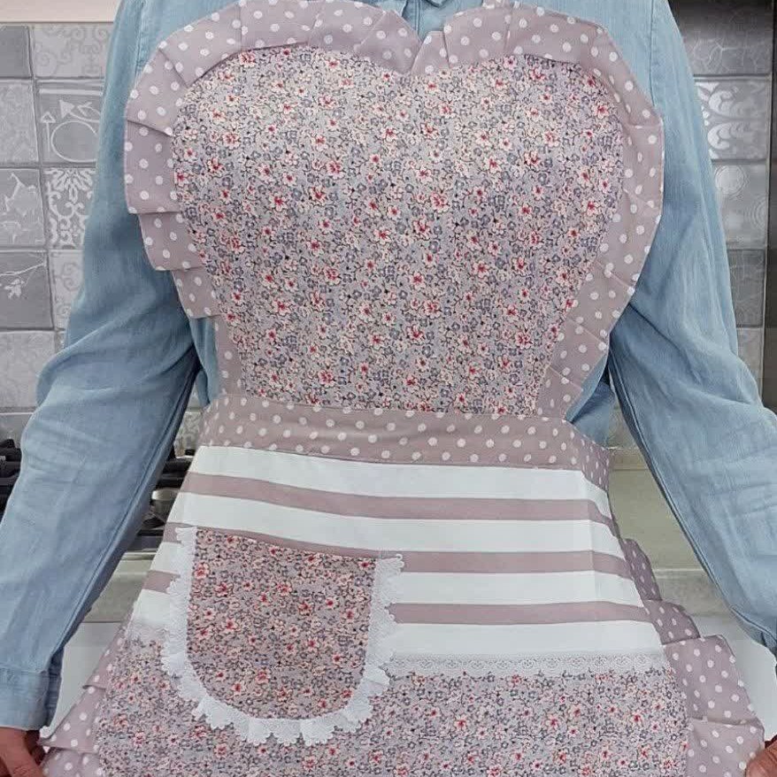 پیش بند  گلدار  در طرح  های جذاب  و متنوع  پشت  کار  پلاستیک داره  برای  اینکه  لباستون  خیس  نشه 