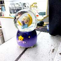 گوی موزیکال پمپی چراغدار طرح دختر خوابالو روی ماه سایز بزرگ به همراه باتری