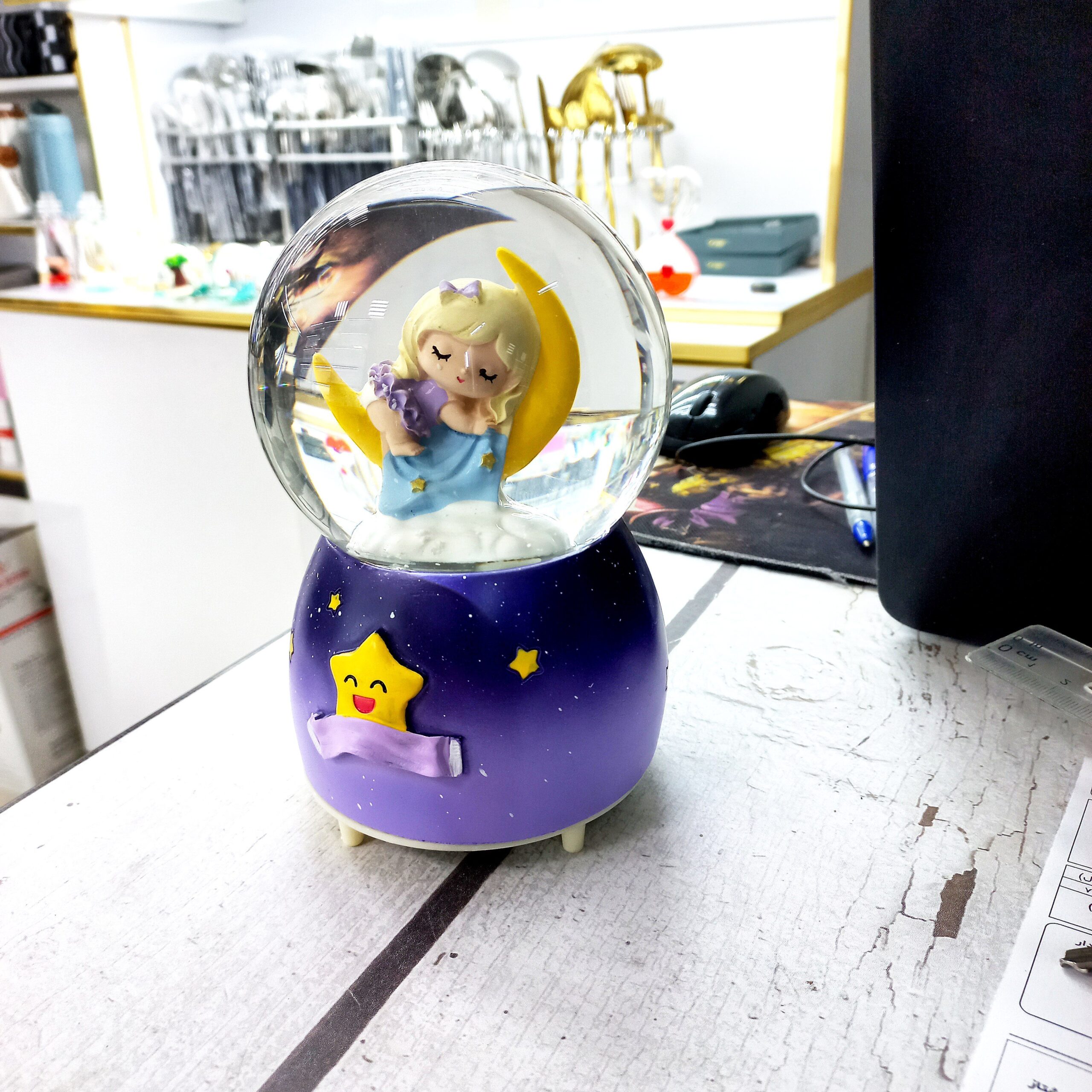 گوی موزیکال پمپی چراغدار طرح دختر خوابالو روی ماه سایز بزرگ به همراه باتری