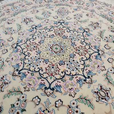 فرش دستباف یک و نیم متری طرح گرد مدل نایین D