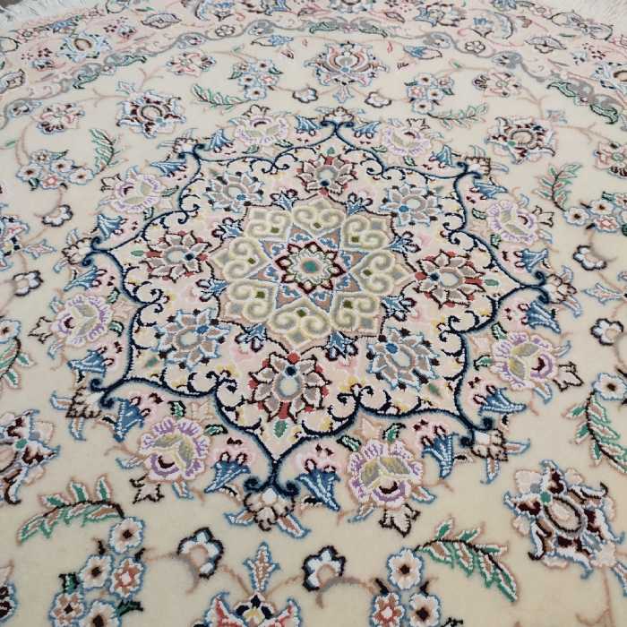 فرش دستباف یک و نیم متری طرح گرد مدل نایین D