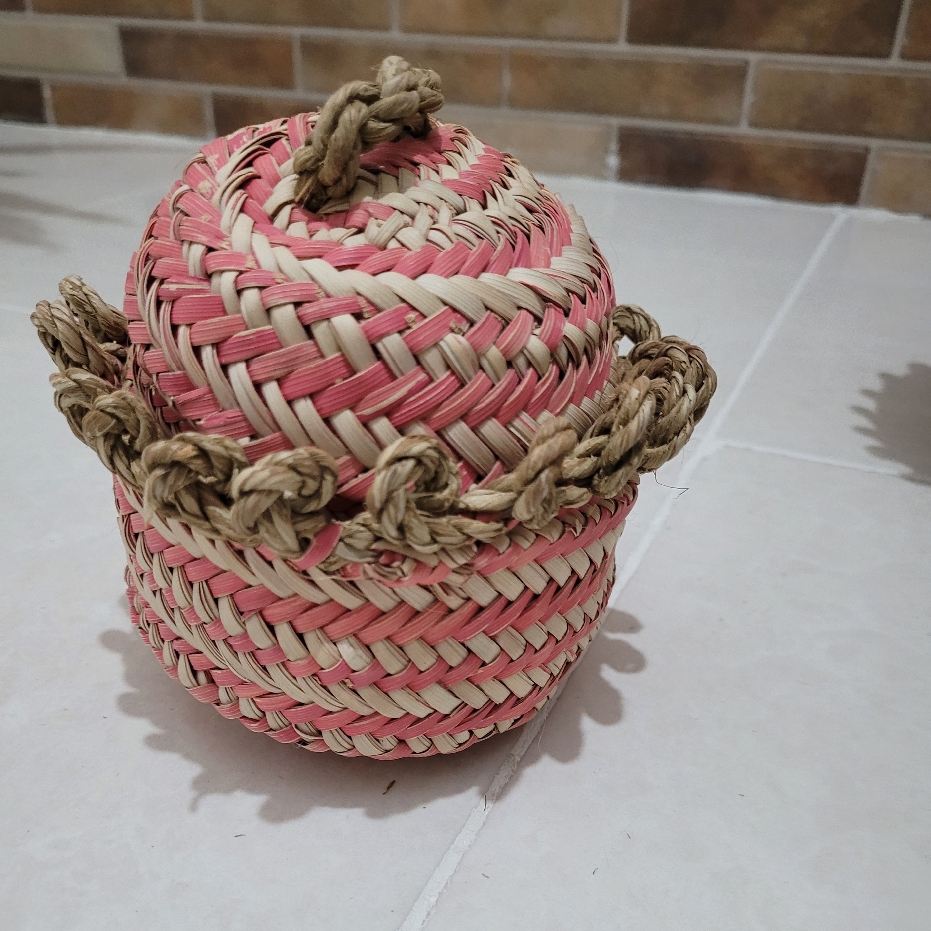 سبد حصیری رنگی