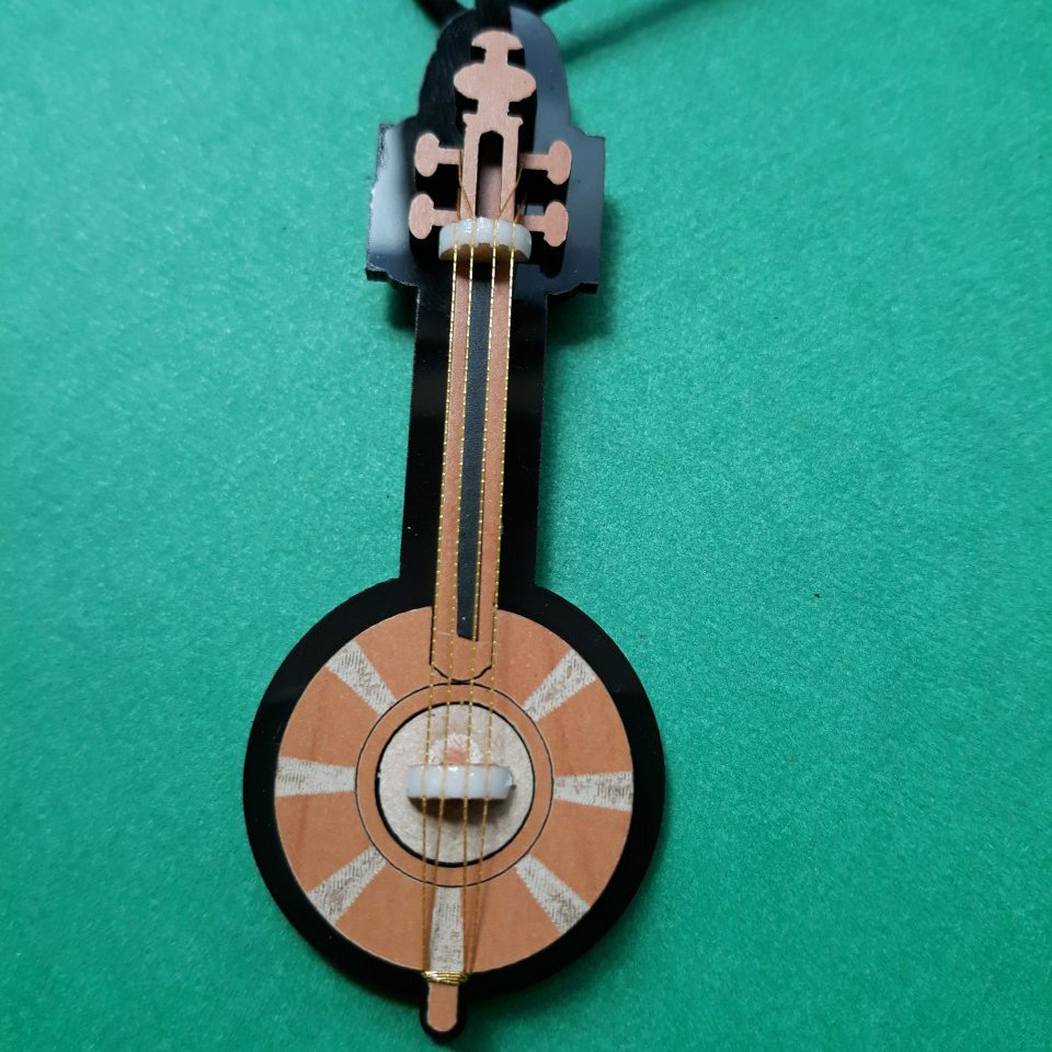 «گردن آویز کمانچه»   🎶
در تیراژ بالا تولید می شود .💯
دکوری کمانچه
ماکت کمانچه
 گردن اویز کمانچه
گردنبند گردن بند کمانچه
ساز کمانچه
کمانچه تزئینی تزیینی 
کمانچه مینیاتوری
محصولات کادویی فانتزی هدیه کمانچه چوبی
صنایع دستی دست ساز سنتی هنری