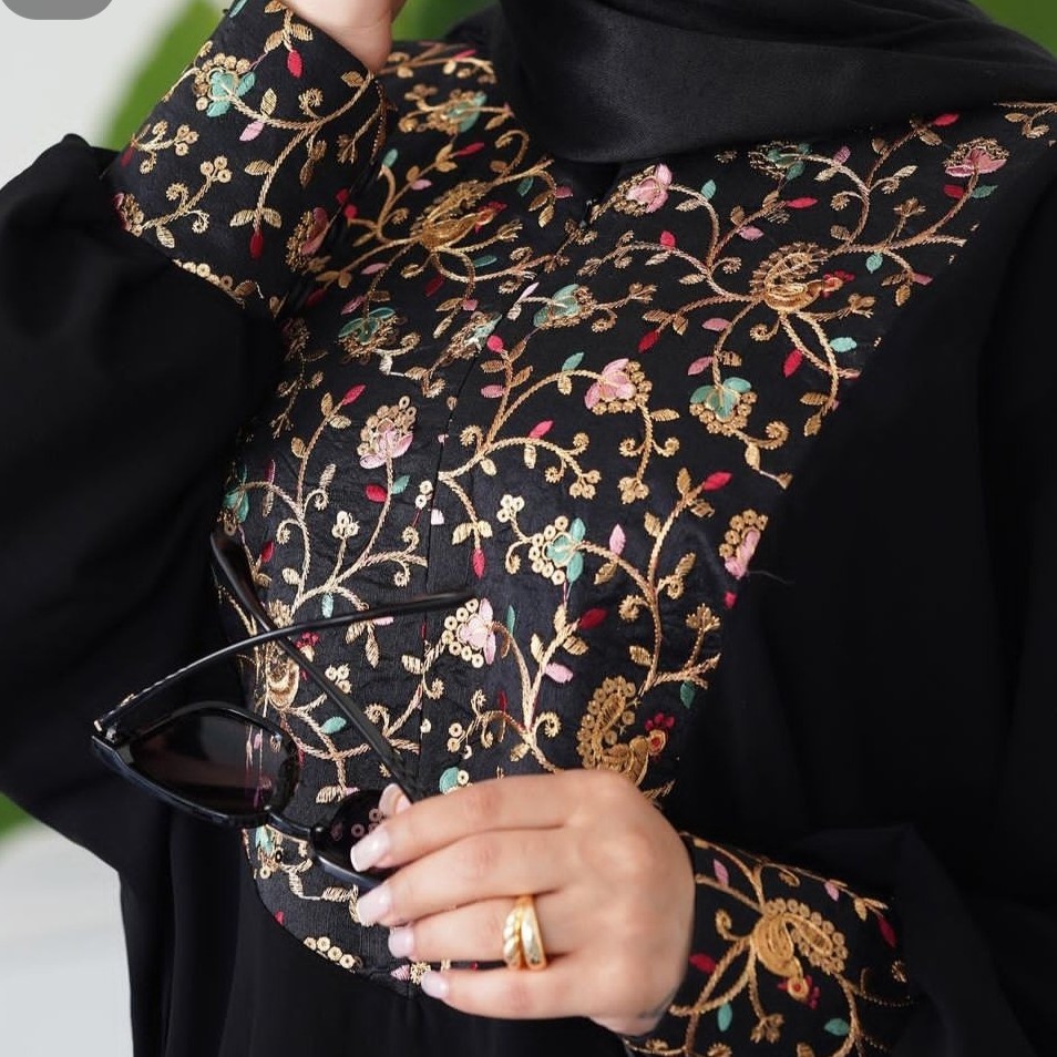 مانتوعبایی مجلسی مدل طاووس جنس پارچه کرپ الیزه