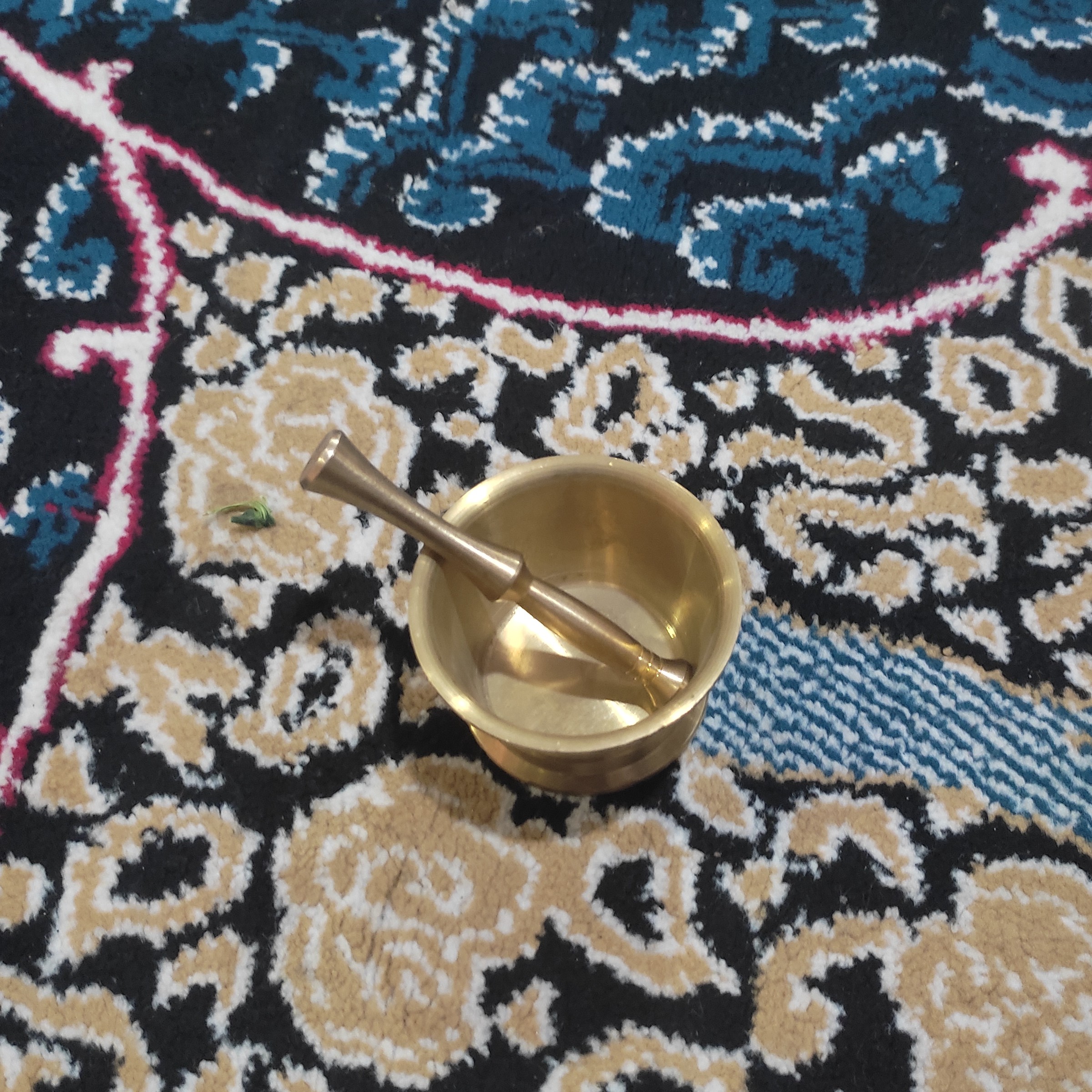 هاون یا هاونگ برای کوبیدن دانه های هل زعفران و هر دانه های دارویی گیاهی جنس هاونگ از برنج کیفیت فوق العاده
