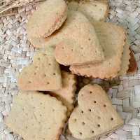 کلوچه زنجبیلی تهیه شده از ارد زنجبیل روغن پودرقند پخت روز به سفارش مشتری دروزن های نیم و یک کیلویی