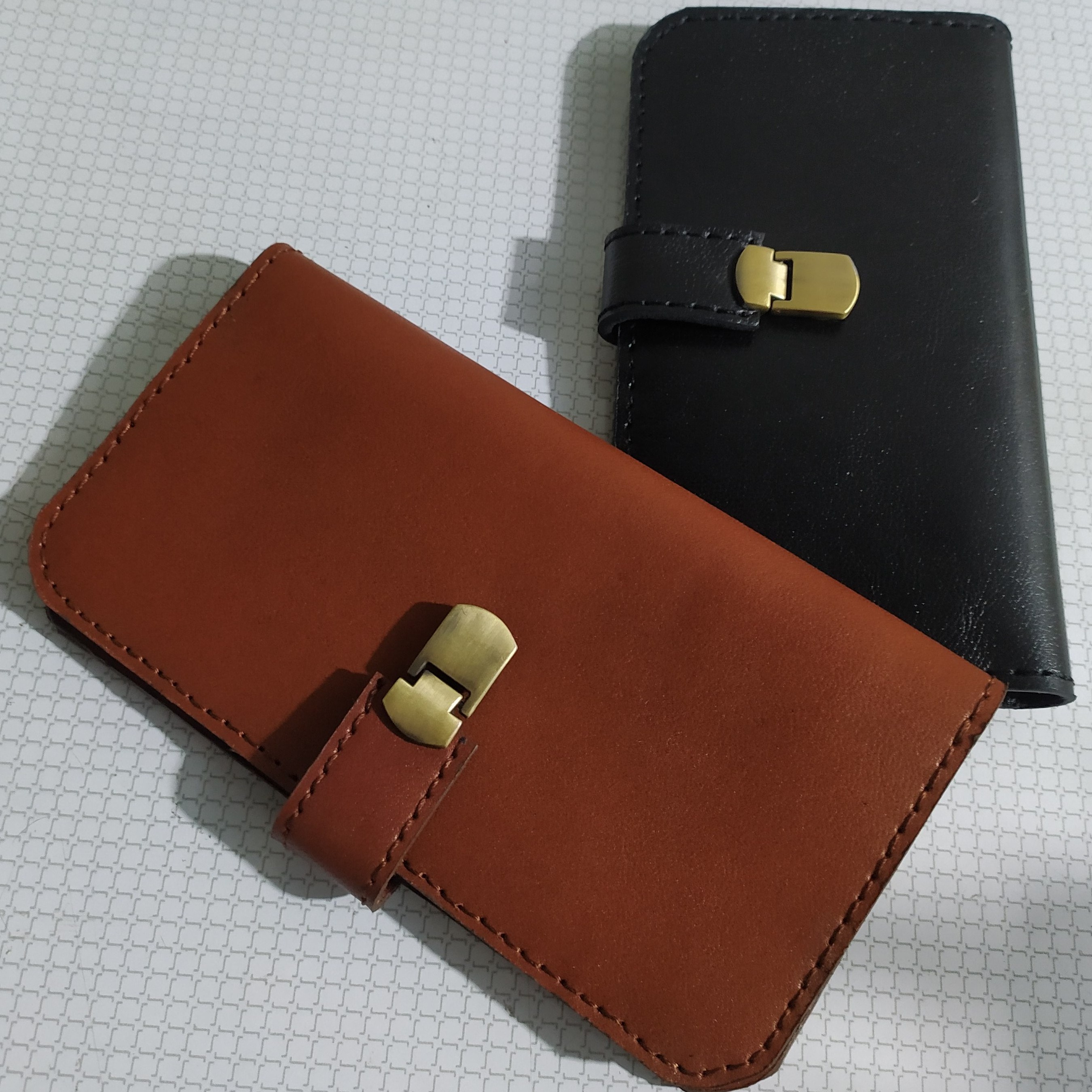 کیف پول چرمی. دوخته شده با چرم طبیعی بزی درجه یک. یراق رنگ ثابت و خارجی. رنگ لبه ی حرفه ای. 