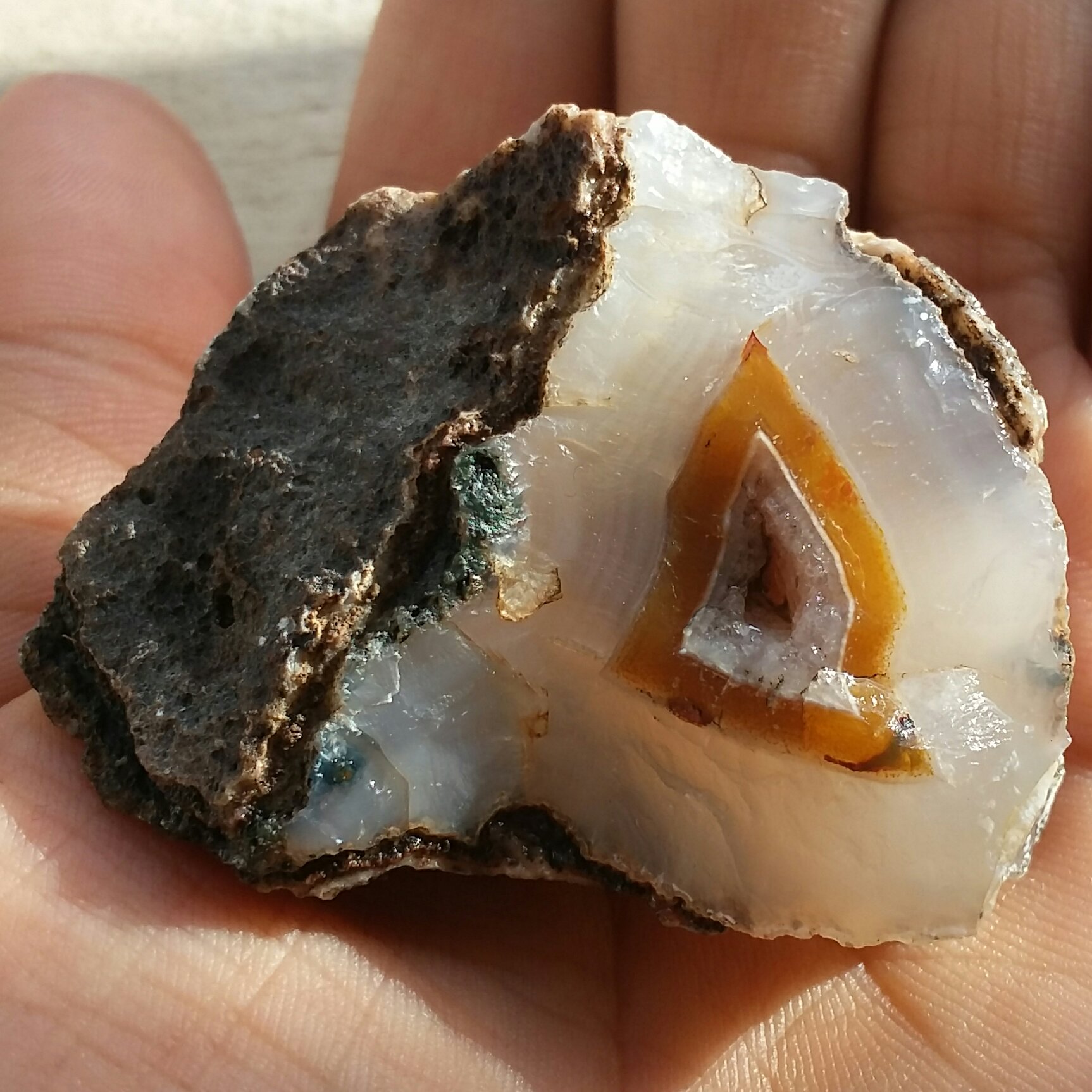 سنگ راف عقیق سلیمانی 3 بعدی رنگی ژئود دار محشر 100 در صد طبیعی شاهکاررر خلقت
بینظیر