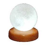 آباژور سنگ نمک مدل گـوی مـیـنیـاتـوری طـرح پـایـه چـوبـی کد 426